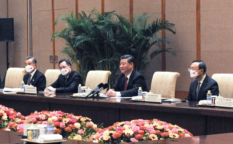Председатель КНР Си Цзиньпин (в центре) во время российско-китайских переговоров в государственной резиденции Дяоюйтай