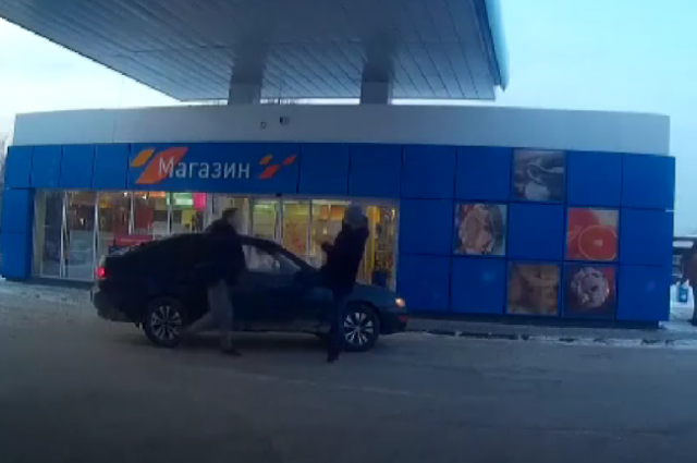 Двое водителей устроили драку на АЗС в Новосибирске