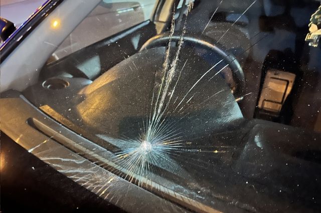 В Новосибирске повредили лобовое стекло машине основателя группы «АСТ-54»