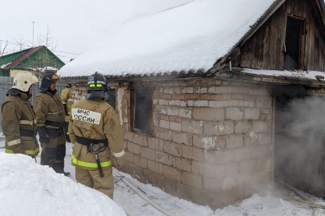 В Бугуруслане два пожарных расчета тушили горящую баню.