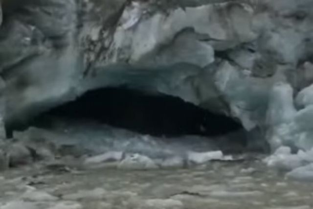 Туристы сняли на видео обвал части Цейского ледника в Северной Осетии