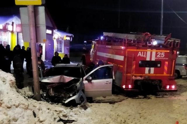 Бугурусланские спасатели ликвидировали последствия воскресной аварии на Пилюгинском шоссе.