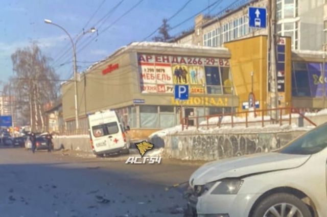 Машина скорой помощи попала в ДТП в Новосибирске