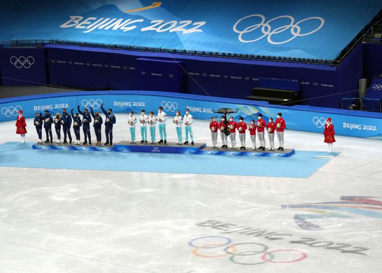 Слева направо: команда сборной США, завоевавшие серебряные медали, российские спортсмены, члены сборной России (команда ОКР), завоевавшие золотые медали и команда сборной Канады, завоевавшие бронзовые медали в командных соревнованиях по фигурному катанию на XXIV зимних Олимпийских играх в Пекине, на цветочной церемонии награждения