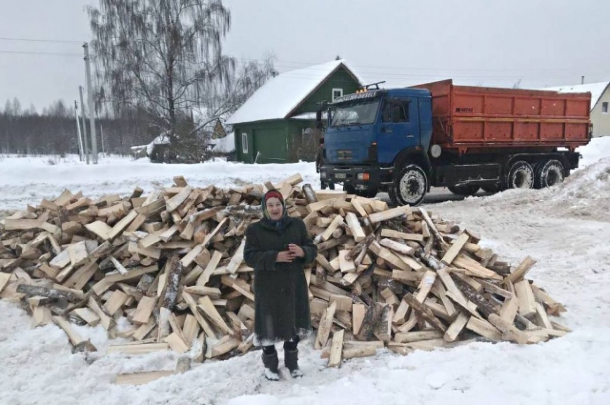 Семь КАМАЗов с бесплатными дровами приехали в деревни Тверской области |  АиФ Тверь