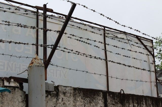 В Новочеркасске мужчина пытался перебросить наркотики через забор тюрьмы