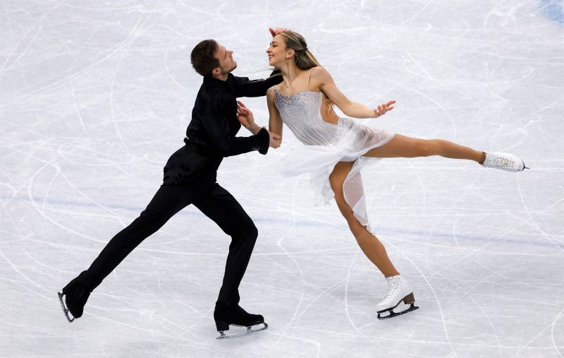 Виктория Синицина и Никита Кацалапов выступают с произвольной программой танцев на льду командных соревнований по фигурному катанию на XXIV зимних Олимпийских играх в Пекине