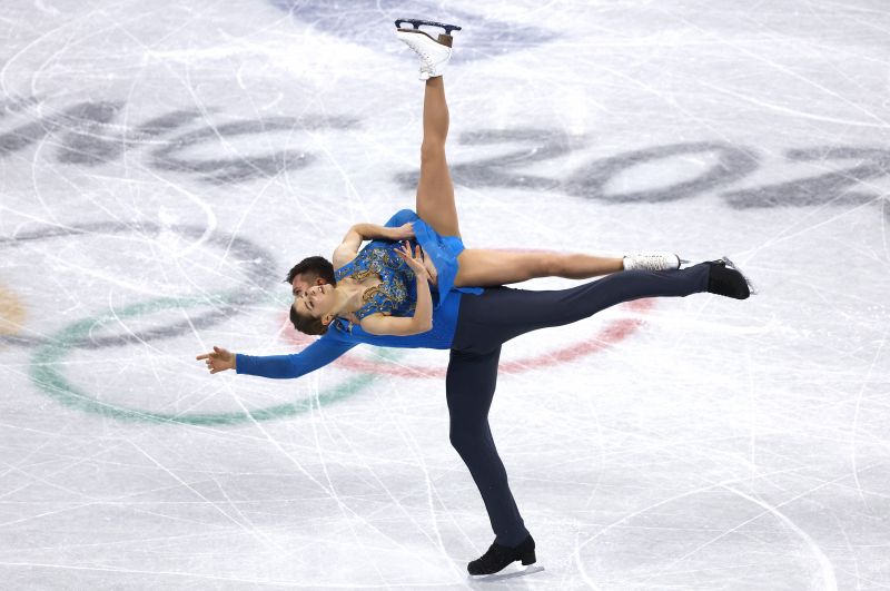 Анастасия Мишина и Александр Галлямов выступают с произвольной программой в парном катании командных соревнований по фигурному катанию на XXIV зимних Олимпийских играх в Пекине
