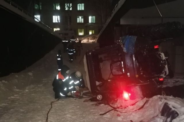 Водителя трактора, упавшего с эстакады в Пензе, извлекали спасатели