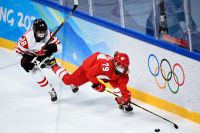 Хоккеистка сборной России Ландыш Фаляхова и спортсменка сборной Канады Мика Занди-Харт (слева) в матче группового этапа по хоккею среди женщин на XXIV зимних Олимпийских играх в Пекине.