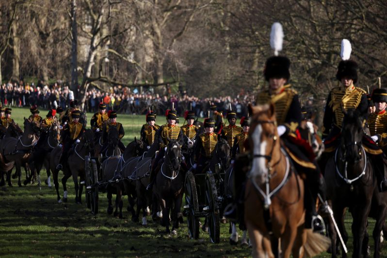 Королевская конная артиллерия, прибывшая в Грин-парк из казарм Веллингтона в полной парадной форме, в преддверии праздничного салюта по случаю 70-летнего пребывания на троне королевы Великобритании Елизаветы II