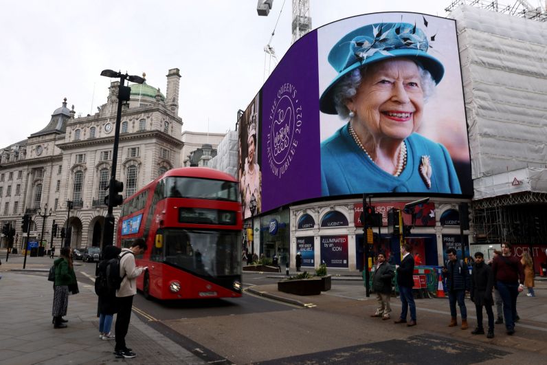 Портрет королевы Великобритании Елизаветы II на экране на площади Пикадилли в Лондоне в день 70-летия её вступления на британский престол
