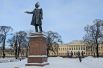 Знаменитый памятник на площади Искусств создан скульптором Михаилом Аникушиным и архитектором Василием Петровым, установлен в 1957 году, а его открытие приурочено к празднованию 250-летия Ленинграда.