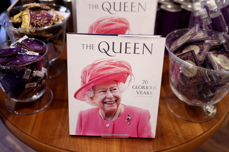Сувениры, выставленные на витрине магазине в честь 70-летнего пребывания на троне королевы Великобритании Елизаветы II