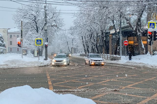 Восстанавливать дороги после снегопада в Краснодаре начнут 8 февраля
