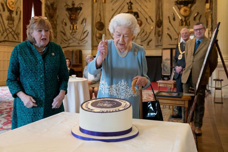 Королева Великобритании Елизавета II разрезала праздничный торт по случаю 70-летия вступления на британский престол во время приёма в Сандрингемском дворце в Норфолке