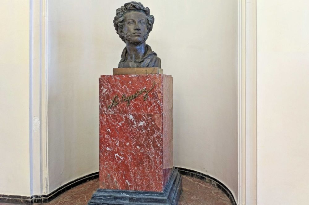 В 1999 году, к 200-летию со дня рождения поэта, на вокзале г. Пушкин появился бронзовый бюст Александра Сергеевича (скульптор – Михаил Аникушин). Он был установлен на месте разбитого гипсового памятника.