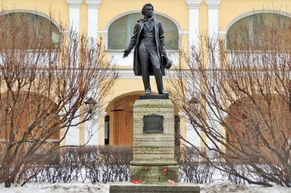 Эта скульптура находится во дворе дома-музея на набережной реки Мойки, 12 - здесь Пушкин провел свои последние месяцы и ушел из жизни. Памятник открыт в 1952 году, авторы – скульптор Николай Дыдыкин и архитектор Николай Медведев. 