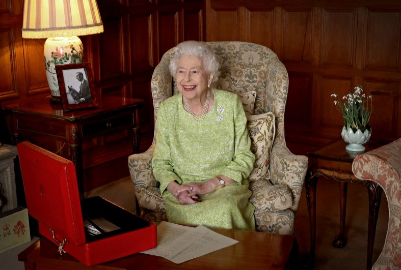 Королева Великобритании Елизавета II во время фотосессии в Сандрингемском доме по случаю 70-летия вступления на британский престол