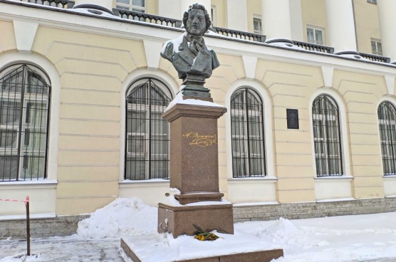 Классический бронзовый бюст, созданный скульптором Иваном Шредером, установлен в 1999 году перед Институтом Русской Литературы РАН (Пушкинским домом) на набережной Макарова.