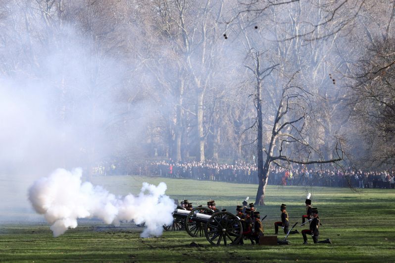 Праздничный оружейный салют состоялся в центре Лондона по случаю 70-летнего пребывания на троне королевы Великобритании Елизаветы II