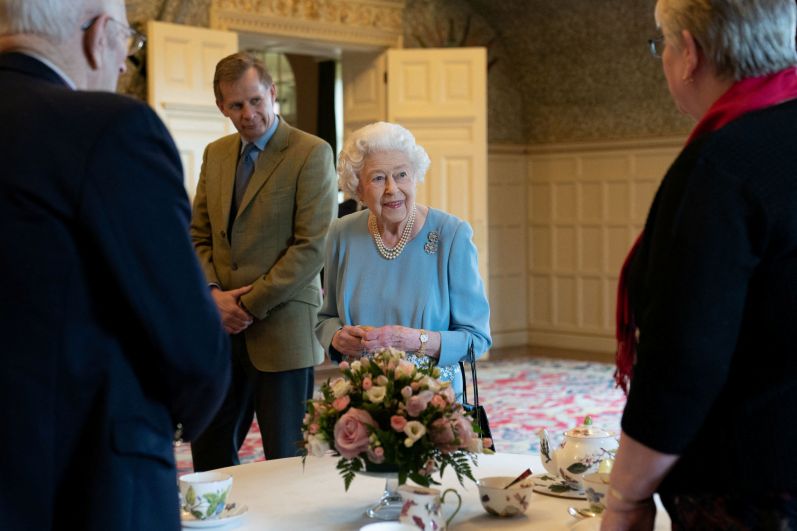 Королева Елизавета II во время приёма в бальном зале Сандрингемскогo дворца в Норфолке с представителями местных общественных групп по случаю 70-летия вступления на британский престол