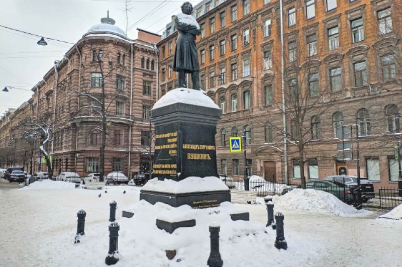 Первый в городе памятник поэту. Установлен на Пушкинской улице в 1884 году. Для него была утверждена одна из моделей скульптора Александра Опекушина, представленная ранее на конкурсах для московского памятника Пушкину. 