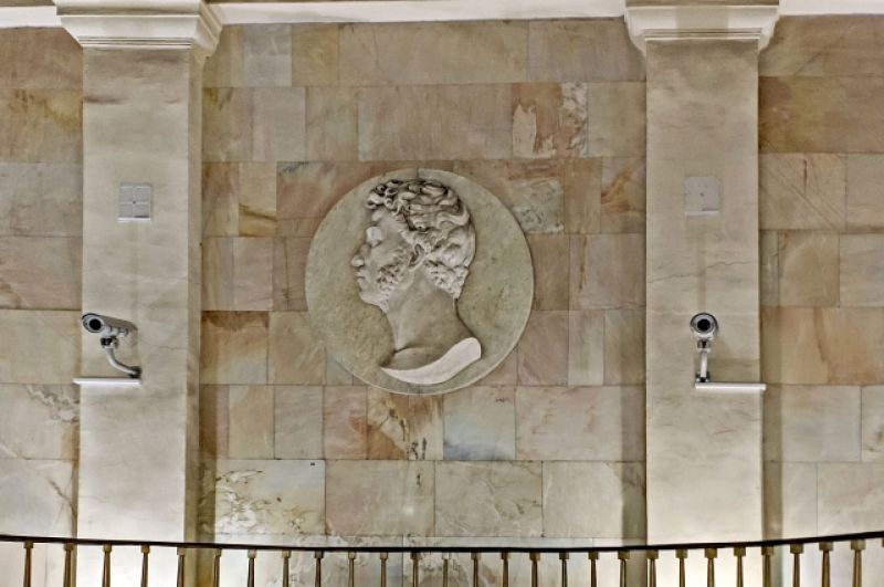 Непосредственно над эскалаторным спуском «Пушкинской» расположен барельефный мраморный медальон с профилем поэта, напоминающий геммы древнегреческих богов и героев. Автор – Мария Литовченко.
