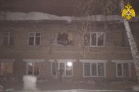 В Шарлыке спасатели ночью экстренно эвакуировали жильцов двухэтажного дома из-за просевшей под снегом крыши. 