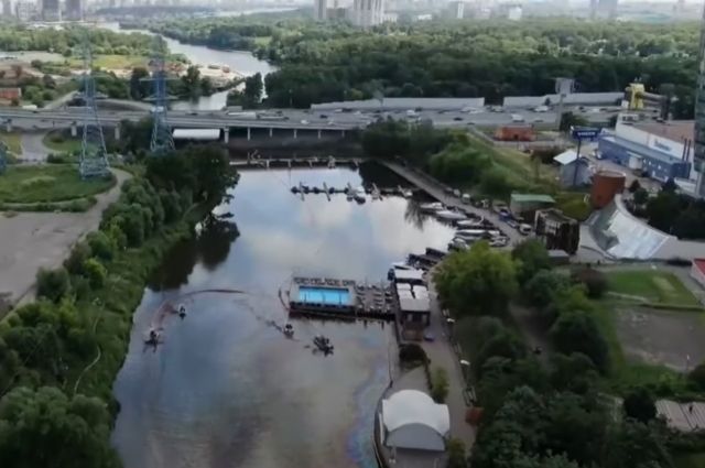 Загрязнение нефтепродуктами в Химкинском водо­хранилище летом 2020 г. сотрудники МЧС ликвидировали две недели.