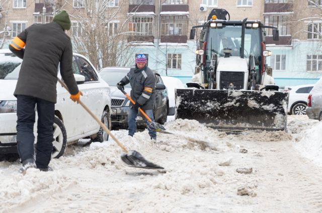 В Казани трактор завалил автомобиль на парковке снегом