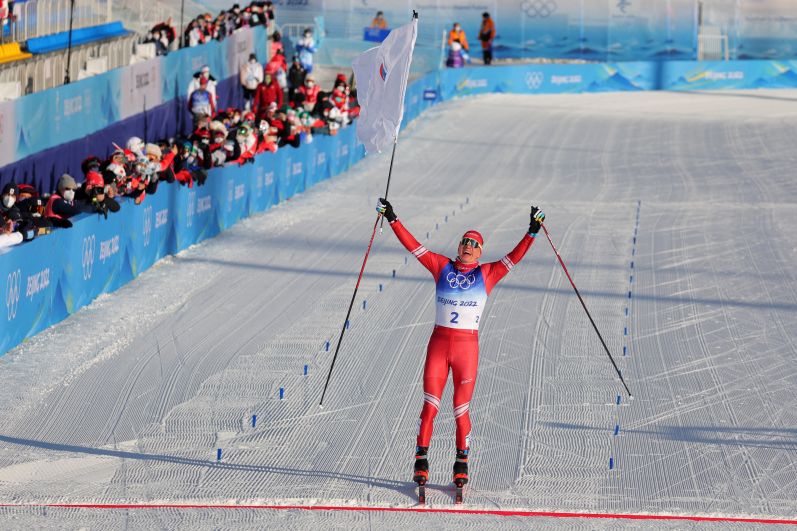 Александр Большунов выиграл скиатлон и завоевал первое золото России на Олимпиаде-2022