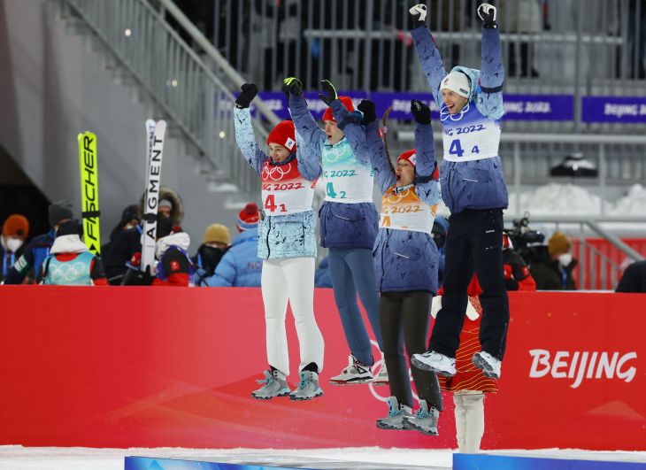 Российские спортсмены Ирма Махини, Данил Садреев, Ирина Аввакумова и Евгений Климов, завоевавшие серебряные медали в прыжках с трамплина среди смешанных команд на XXIV зимних Олимпийских играх