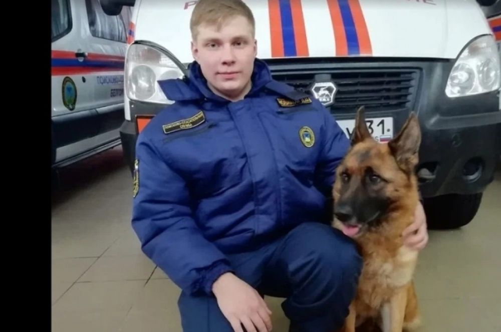 Дмитрий Новиков – спасатель-кинолог отделения взрывотехнических и кинологических работ поисково-спасательной службы, 23 года.