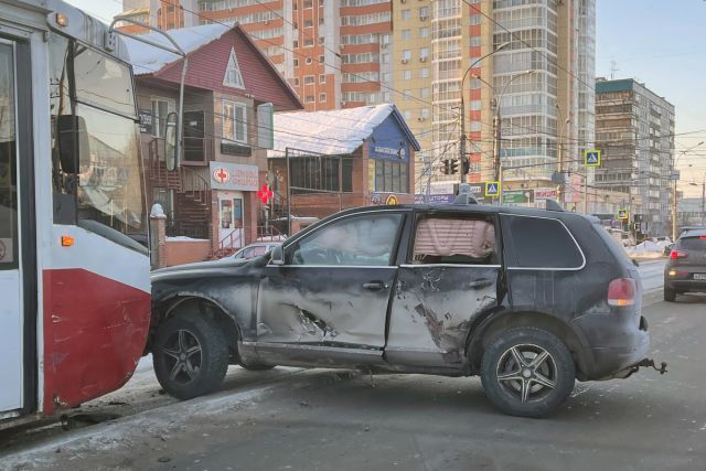 В Новосибирске водитель Volkswagen врезался в трамвай №13