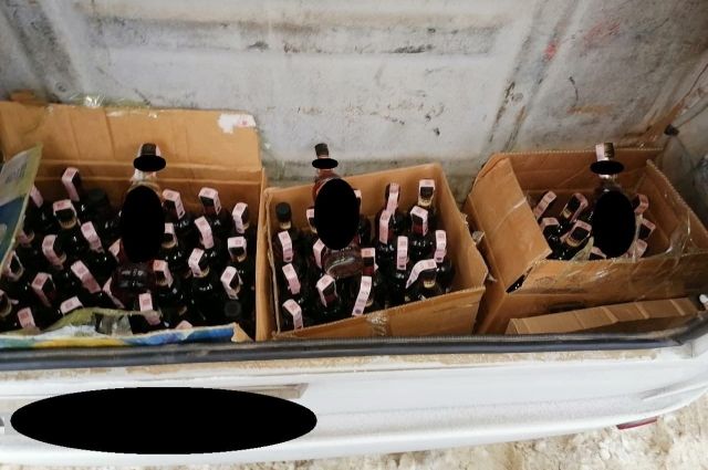 В Акбулаке задержали микроавтобус под управлением гражданина союзной республики, который перевозил 164 литров контрафактного алкоголя. 
