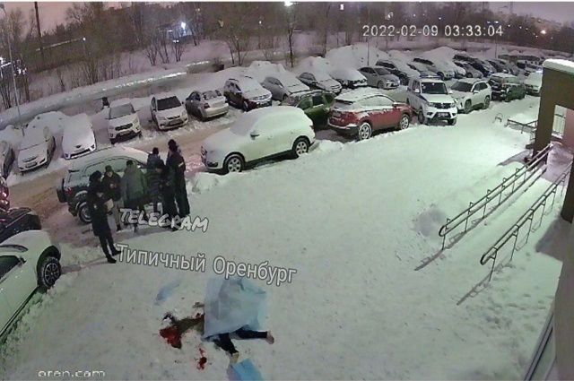 В Оренбурге на Донковцева мужчина выпал из окна
