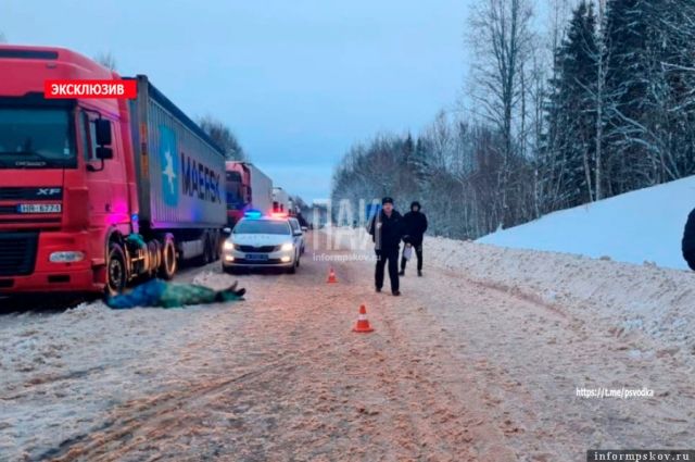 Мужчина погиб под колёсами фуры у границы с Эстонией в Псковской области