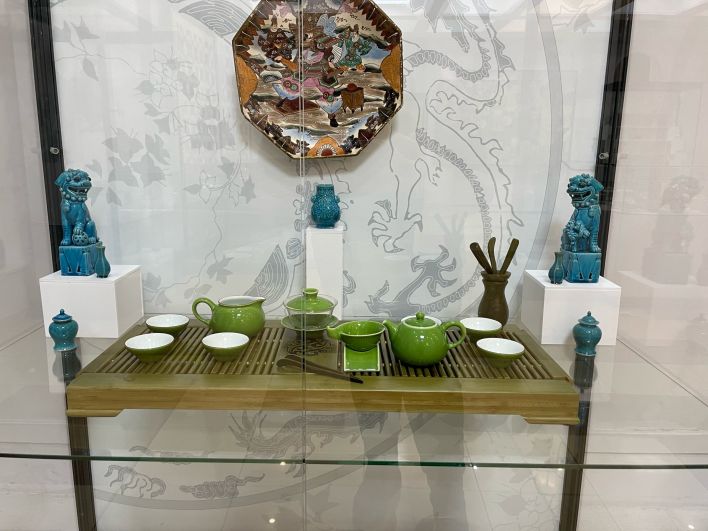 Набор посуды для проведения традиционной китайской чайной церемонии. К сожалению, в музее не оказалось полного старинного набора, поэтому сотрудники закупили современную посуду.