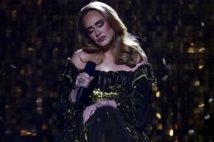 Британская певица Адель выиграла три номинации Brit Awards-2022