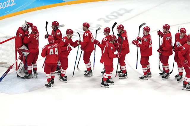 Российские спортсмены, члены сборной России (команда ОКР) поздравляют вратаря с победой в матче группового этапа по хоккею среди мужчин между сборными командами ОКР и Швейцарии.
