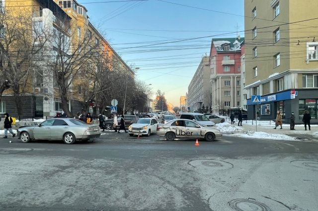 Пассажир Nissan попал в больницу после двойного ДТП в Новосибирске