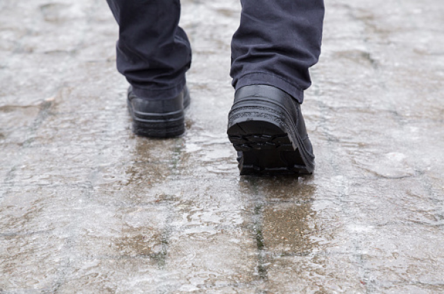 Донская прокуратура наказала ТСЖ за плохую уборку тротуара от снега и льда