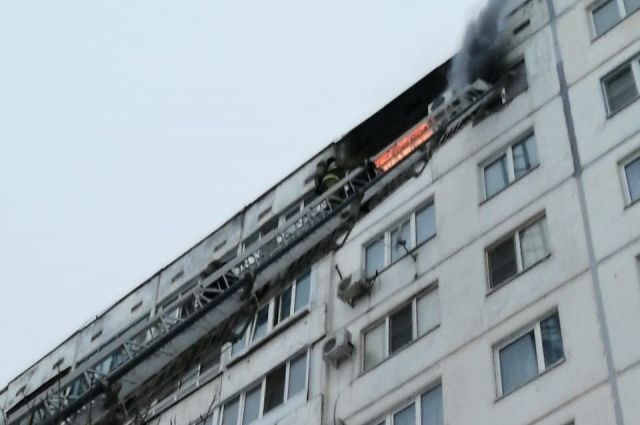 Волгоградские пожарные спасли волжанина с помощью автолестницы из 10-этажки