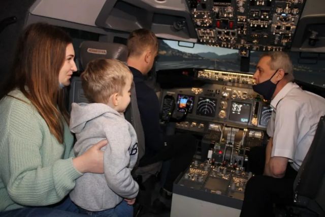 Авдеев исполнил мечту 4-летнего Тараса о полете на лайнере SuperJet100