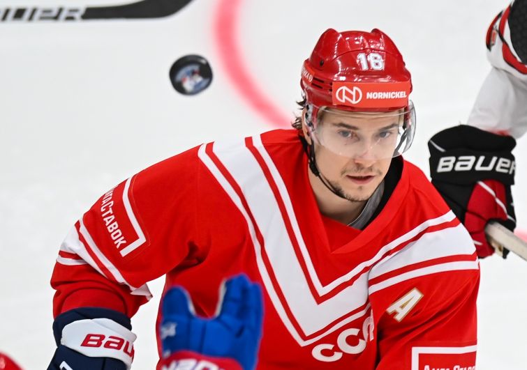 Игрок сборной России по хоккею Сергей Плотников (архивная фотография, декабрь 2021 года)