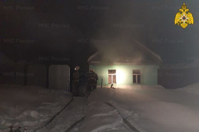 В Сорочинске из-за нарушений эксплуатации отопительной печи загорелся жилой дом.