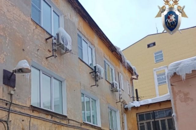 Рабочий сорвался с крыши дома в Нижнем Новгороде во время очистки от снега