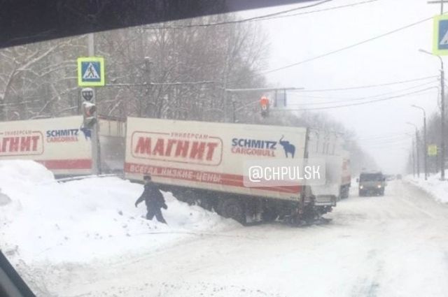 На севере Ульяновска фура застряла в снегу, парализовав движение транспорта