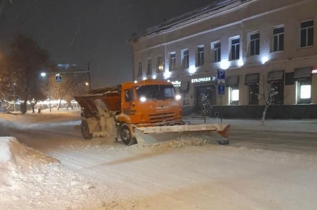 Ночью 10 февраля с улиц Ульяновска вывезли более 100 самосвалов снега